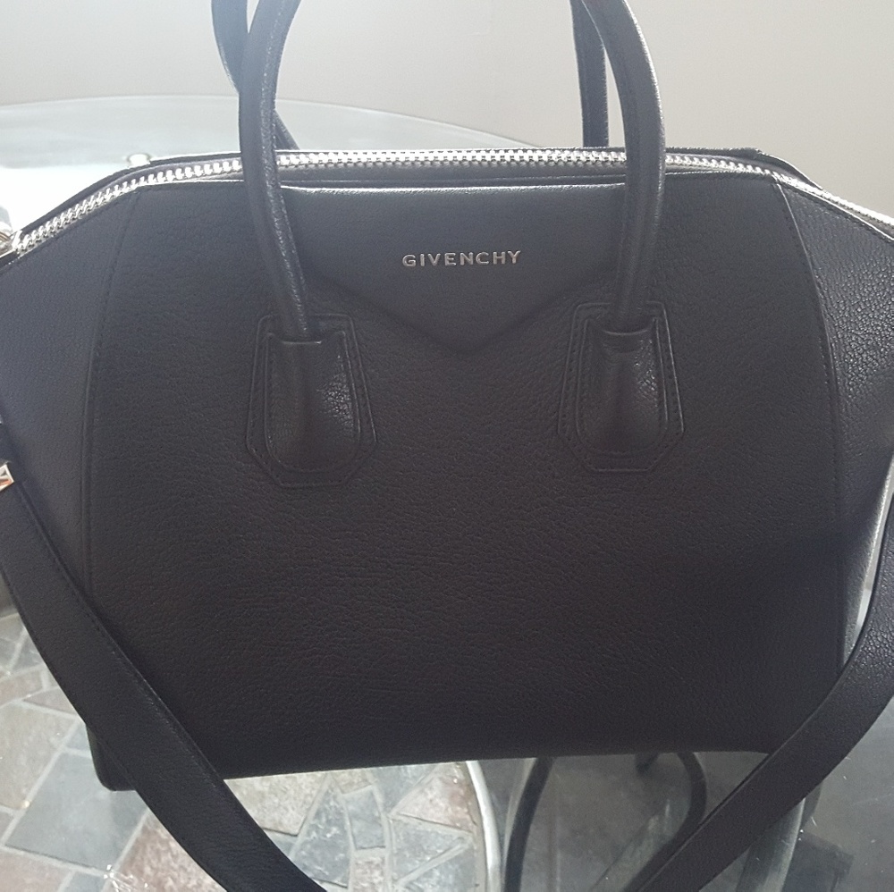 Givenchy Medium Antigona in Sugar Grained  leather